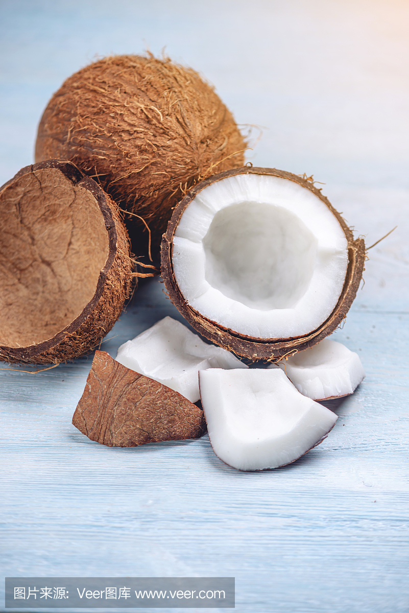 打開椰子與白色果肉在藍色木制背景。有機健康膳食產(chǎn)品廣泛應(yīng)用于化妝品